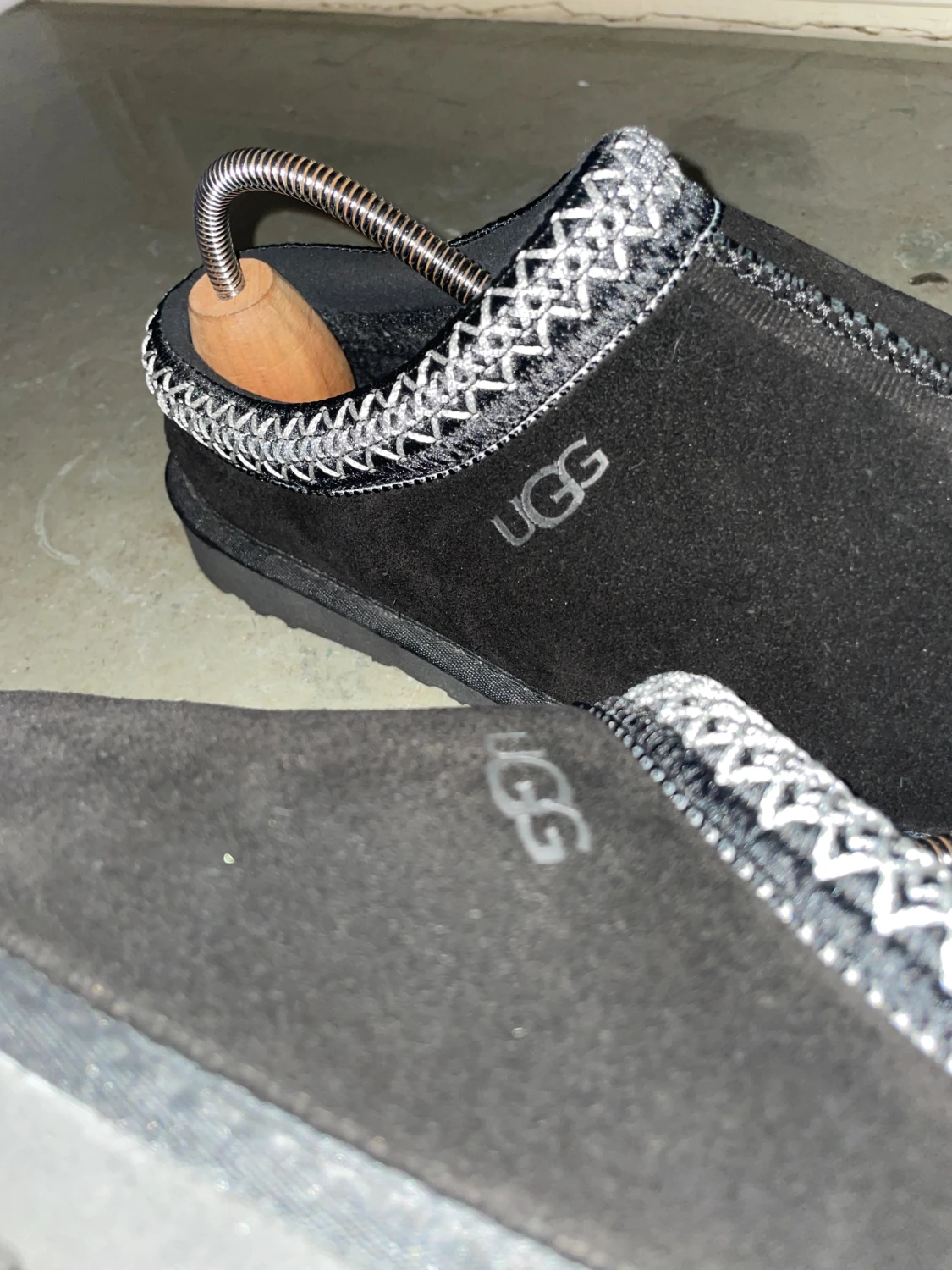 Svarta UGG tofflor med mönstrad kant - 3