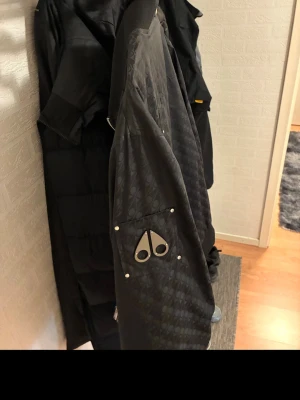 Moose knuckles bombarjacka (buda) -  bra skick köpt i mars förra året, normal XL , inga repor eller något som syns på jackan, är i befintligt fint skick , använd väldigt lite, sen är man lång blir den ju mindre om du nu är det. Går att buda 
