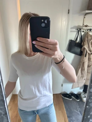 Vit kortärmad T-shirt från Zara - Säljer min vita stickade T-shirt från Zara med bra stickat material. Man kan ha den både under sommaren och vintern 