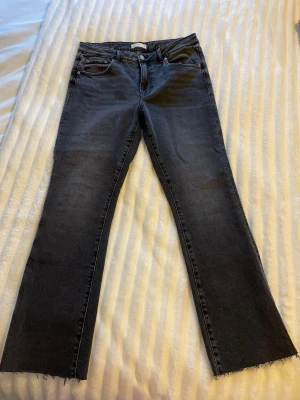 Svarta raka jeans med rå kant - Snygga svarta jeans med rak passform och rå, fransad kant längst ned😇