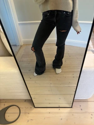 Lowwaist bootcut jeans - Lågmidjade bootcut jeans från lager 157 med hål. Nyskick, inga defekter. Storlek: XXS🖤