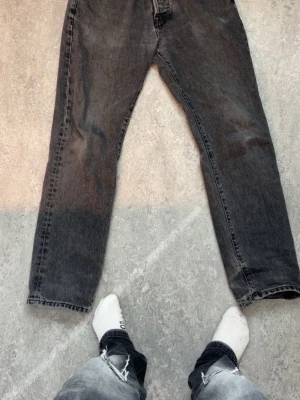 Svarta jeans från 157 med raka ben - Säljer ett par svarta jeans från 157 med klassisk femficksdesign och raka ben. Jeansen har en snygg tvättad look och är tillverkade i denim. Perfekt för dig som gillar en avslappnad och stilren stil.