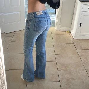 Lågmidjade bootcut jeans  - Lågmidjade vintage jeans! Jätte fin blå tvätt och är bootcut💕Midjemått:36 cm Innerbenslängd:88cm. Kontakta mig vid fler frågor