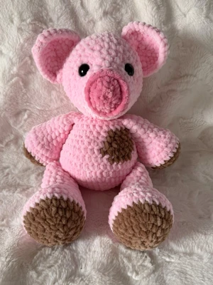 Virkad gris - Virkad gris gjort i mjukt chenille garn, ca 35cm lång🐷