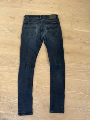 Nudie jeans - Säljer dessa snygga nudie jeans i storleken w32, L34. Inga defekter förekommer!   Passar till allt! Modellen är skinny lin!      Kom gärna med frågor och prisförslag😊