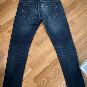 Dondup jeans - Säljer ett par mörkblå jeans från dondup. Jeansen är slim fit. Perfekta för en avslappnad och trendig look. Storlek 31