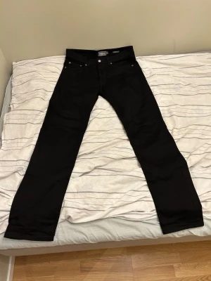 Dressman Jeans Regular fit - Svarta Jeansen är strl 33W 32L. Blå jeansen är strl 32W 32L men båda är samma passform då svarta jeans alltid spänner åt lite mera. 