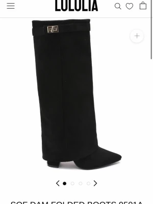 Svarta höga boots från Lolulia - Snygga svarta boots från Lululia. Stövlarna har en mockaliknande yta och klack. Perfekta till både kjol och jeans 💗. Storlek 41 aldrig används , kommer inte till användning tyvärr 💗💗