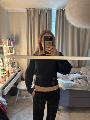 Tröja - Ribbad stickad tröja med breda armar och midjan går in