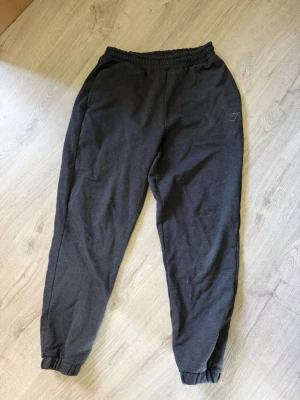 Överdragsbyxor Gymshark - Överdragsbyxor från Gymshark i storlek S. Inte mycket använda 