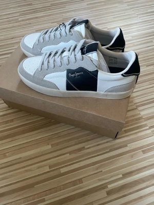 Pepe Jeans skor st40 - Helt nya skor som jag aldrig har använt. Du får med boxen. Väldigt sköna att gå i. Nypris:800