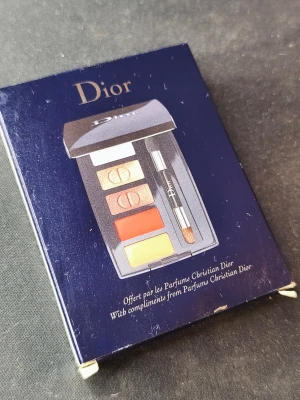 Dior mini palette – eyes & lips 💄✨ - Elegant mini palette från Dior med noggrant utvalda nyanser för både ögon och läppar – perfekt som en chic travel companion eller för touch-ups under dagen 🤍 Endast swatchad/testad på två nyanser, i övrigt i nyskick. Aldrig använd med borste. Kommer med originalbox. Obs: ena sidan av den medföljande borsten är skadad, men detta påverkar inte själva paletten. En stilren liten Dior-piece – perfekt om du vill testa märket eller addera något kompakt och lyxigt till din makeup collection ✨