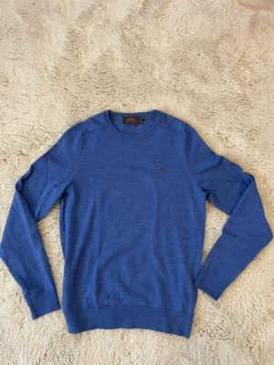 Blå merinoulltröja från Morris - Tjena, säljer denna Morris tröja tillverkad i 100% merinoull. Använt tröjan 2 gånger då den inte riktigt har fallit mig i smaken, så ett grymt bra skick. Kontakta vid funderingar!