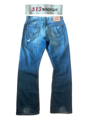 Levi Jeans 512 Bootcut - Feta Levi jeans, 512 bootcut. Storlek 33x32. Super bra skick, 9/10. 42cm midja, 107cm längd, 80cm innerben och 24cm benöppning. 