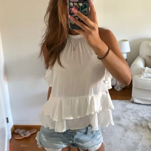 Vit blus - Sååå söt vit blus med volanger från Zara köpt i Spanien 💕Perfekt nu till sommaren!