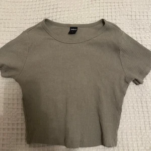 T shirt - Fin militärgrön t shirt köpt på zebra i storlek S. 🫒🫒Aldrig använts. 🩷