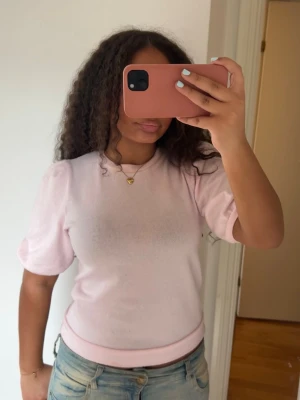 Rosa stickad topp med puffärmar - Säljer denna fina stickade topp med stora puffärmar💖