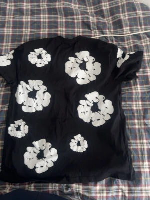 Denim tears t-shirt  - En baggie och skön denim tears t shirt som passar riktig bra till sommar och lockar fram ögon storlek på den är xl men även xxl passar men meningen ska vara att den ska vara lite baggie på dig 