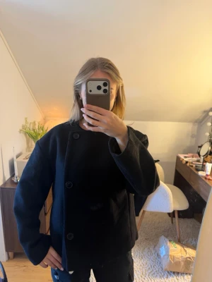 Svart jacka med knappar - Säljer denna superfina svarta vårjacka då jag tyvärr tycker att den är lite stor för mig💕 som ny!! 