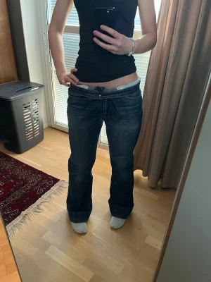 Baggy Levi’s jeans  - Säljer dessa Levis jeans som är skit snygga, men har aldrig använt för mina toppar inte matchar med jeansen. De är ett par med en väldigt bra kvalitet som inte säljs längre (dessa jeans köptes runt 1980-1990 och var min kusins som hon aldrig använde. INNERBENSLÄNGD-80cm MIDJEMÅTT-43cm