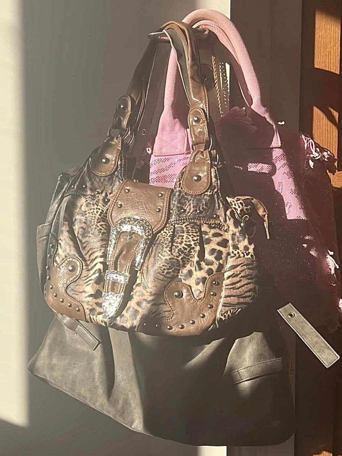 Brun handväska med djurmönster - 2