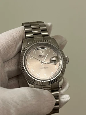 Silverfärgad automat klocka med metallarmband - Stilren klocka med silverfärgat metallarmband och räfflad bezel. Klassisk rund urtavla och robust design som passar dig som vill ha en tidlös accessoar. Perfekt för dig som gillar exklusiva detaljer och kvalitetskänsla.