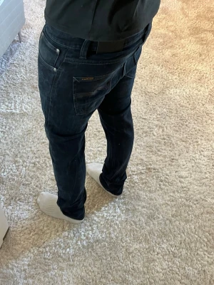 Nudie jeans Grim Tim  - Nudie Jeans | skick 9/10 | Storlek 32/32 | Pris - 599kr | Modellen är ca 180cm lång | Hör av dig vid minsta fråga eller fundering!!