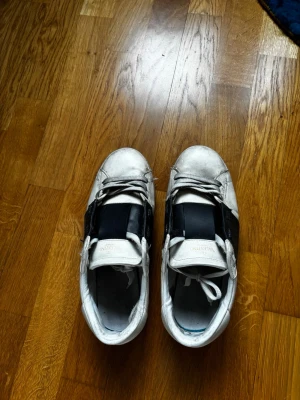 Valentino Open - Ganska använda därav priset står storlek 41 men jag skulle säga att det är mer 43 då den passar mig och jag har 43.