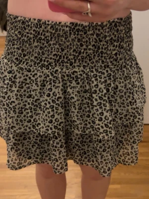 Leopard kjol  - Fin leopard mönstrad kjol