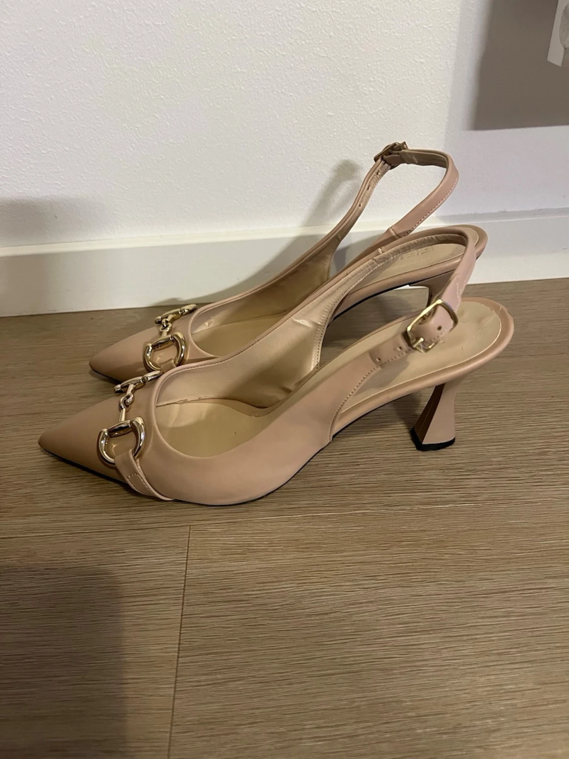 Beige slingback pumps med gulddetaljer - 1