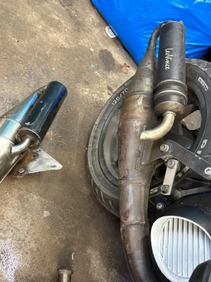 Avgassystem till moped - Säljer ett avgassystem till moped från Leovince. Systemet är i metall med svart ljuddämpare och har en böjd form. Passar till mopeder med hjulstorlek 120/70. Perfekt för dig som vill uppgradera ljudet eller prestandan på din moppe.