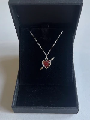 Maria Nilsdotter ”Rebel Love” necklace inspired! - Inspirerat Halsband av Maria Nilsdotter. Halsbandet är 100% rost och nickelfrit och kedjan är 40cm men går att förlänga med ytterligare 5cm. Vid mer frågor är det bara att höra av sig ☺️