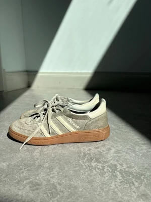 Adidas spezial - Jättefina adidas spezial i grå! I gott skick inga skavanker förutom att de bara är allmänt använda. Hör av er för mer frågor och kan gå ner i pris vid snabb affär! Storlek 37 men passar även 36-38