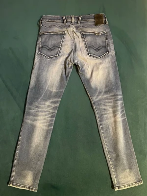 Replay Anbass - Snygga Replay Anvass jeans slim fit i snygg mellanblå tvätt. Strl 31/30. De är lite tunnare tyg på baksidan precis höger om mitten. Hör av dig vid fundering!                                 .                          🛑Kan gå ner i pris vid snabb affär!!