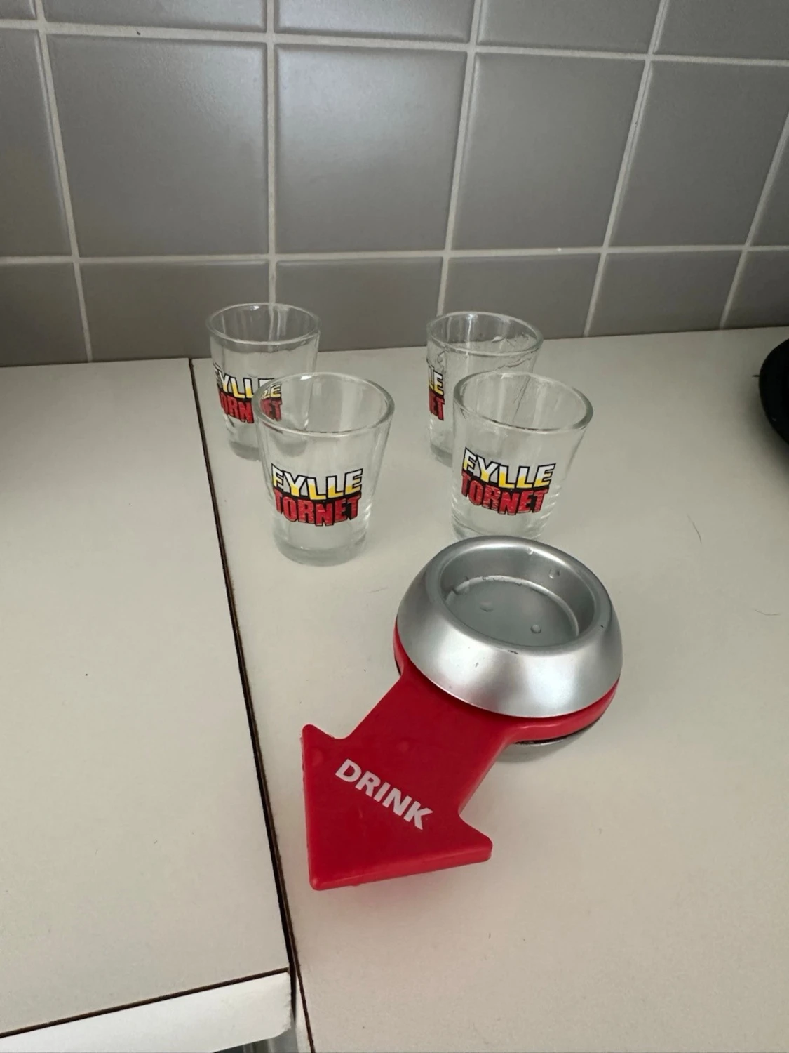 Fylletornet drickspel med glas - 1