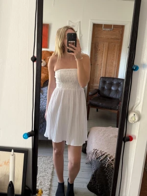 Vit klänning  - En vit klänning från veromoda i storlek 34, perfekt till skolavslutningen eller studenten🌸 Spets upptill och veckat tyg nertill, dragkedja i ryggen. Axelband som går att sätta på. Endast använd en gång🤍