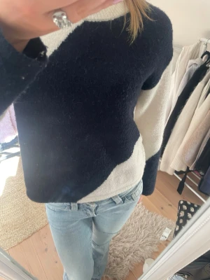 Vit och mörkblå stickad tröja - Jättefin mörkblå och vit stickad tröja. Tryck gärna på köp nu!