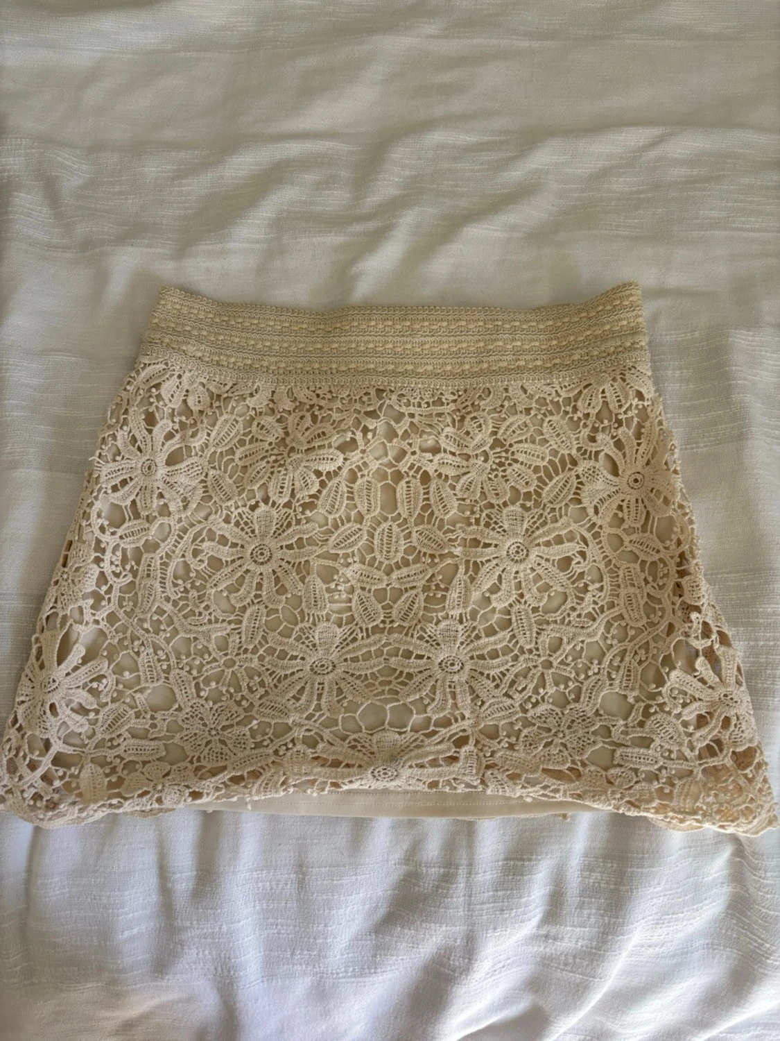 Beige spetskjol med virkad midja