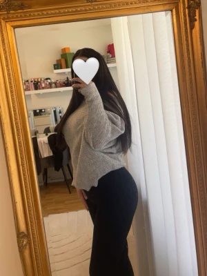 Stickad tröja - Halft offshoulder tröja storlek S