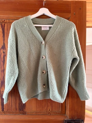 Grön kofta från Zara - Mysig ljusgrön kofta från Zara, perfekt till våren. I storlek 140.