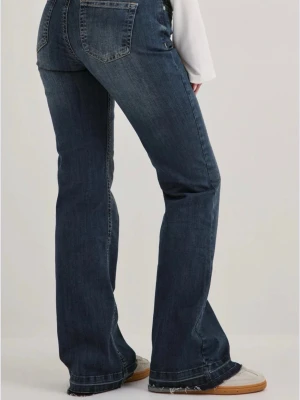 Jeans  - No waist jeans från Nelly som är helt nya och aldrig använda. Köptes för ca en vecka sedan men tyckte inte riktigt om färgen ~ storlek 34 short. Endast testat. 🤍skriv för mer bilder 