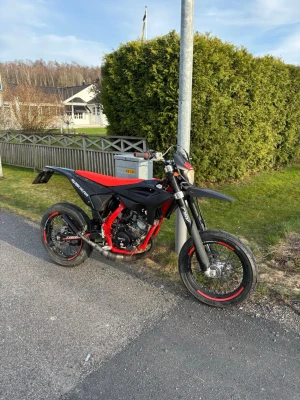 Beta RR 50 Motard Track 2025 - Säljer denna pärla för bra pris. Nyköpt från Bike N Repair för drygt 3 månader sedan. Säljer PGA vill skaffa EPA. Den går lagligt. Har suttit på ett nytt Yasuni R2 rör (underliggande) . Röret kostar 3000 nypris. Även bytt munstycke på den. Går med på byten mot EPA. Moppen är som ny.