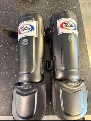 Svarta benskydd från Fairtex - Säljer ett par svarta benskydd från Fairtex, perfekta för kampsport som thaiboxning eller MMA. 