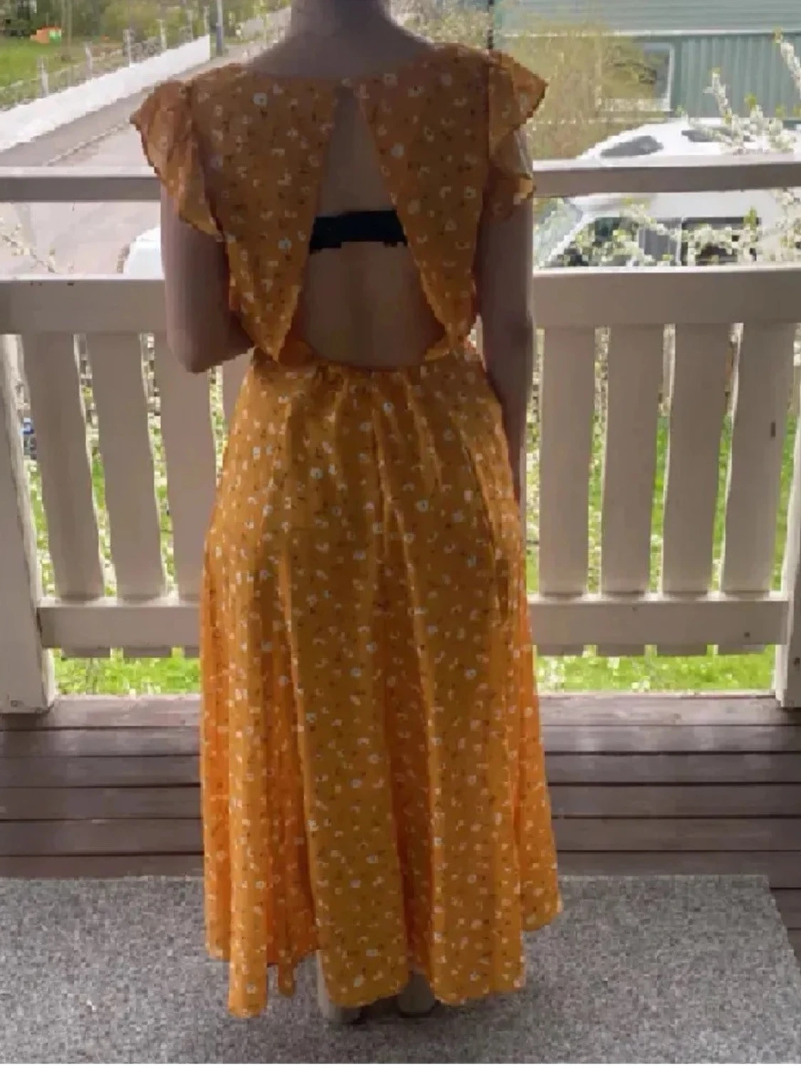 Gul blommig långklänning med slits