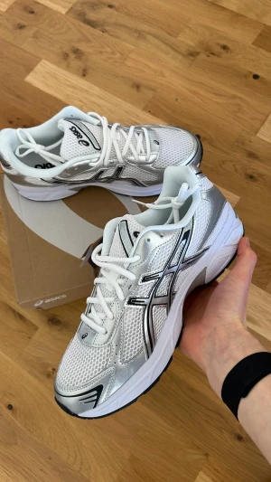 Asics - Helt nya Asics aldrig använda storlek 44