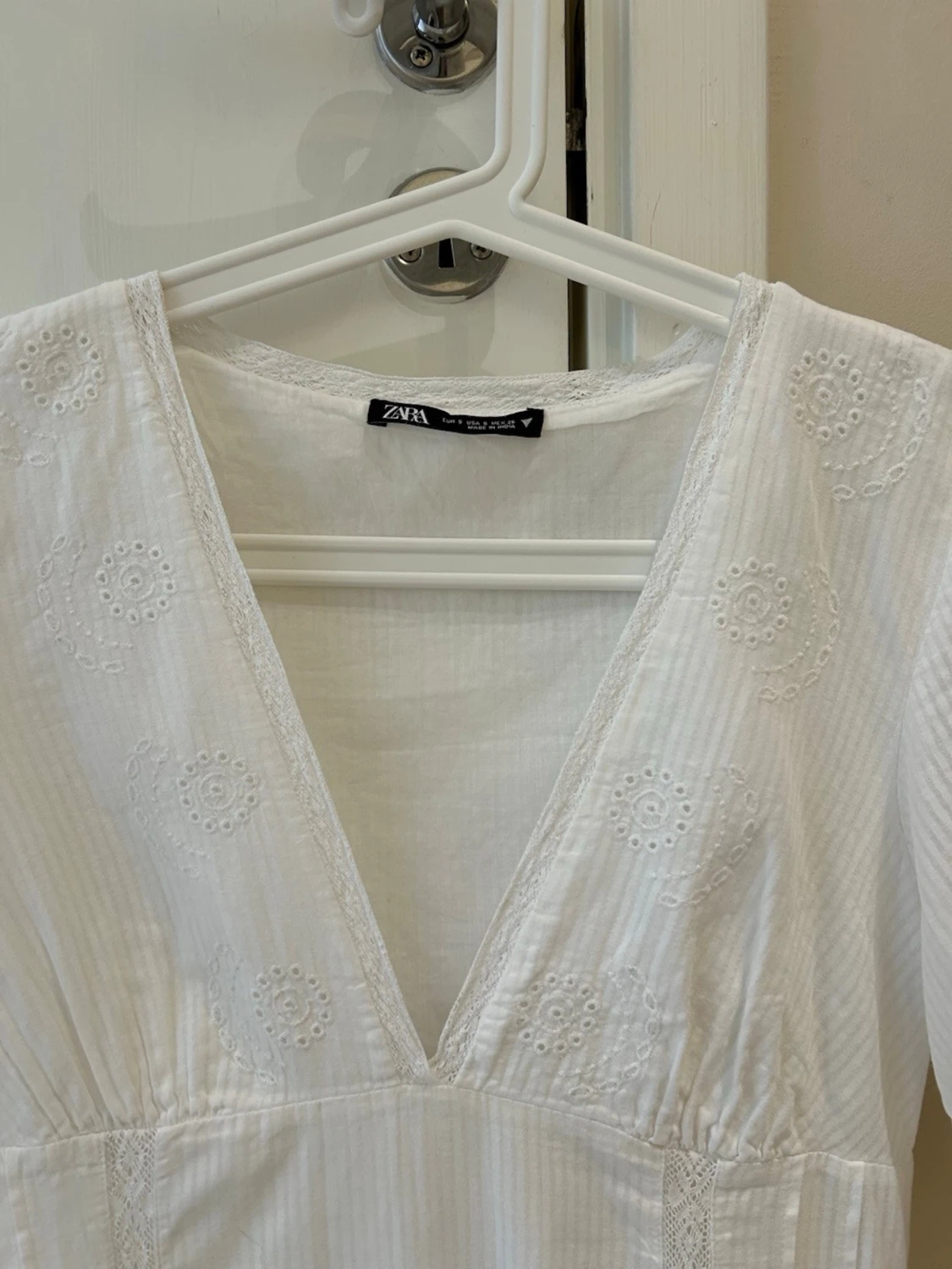  Ny slutsåld student Vit kort klänning med spets från Zara  - 2