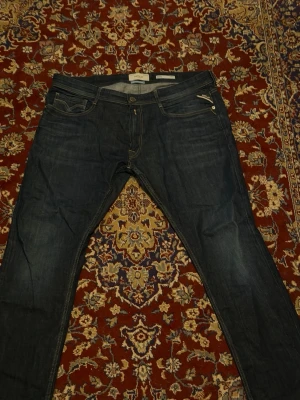 Mörkblå jeans  Replay - Säljer ett par klassiska mörk blå jeans från Replay med raka ben. Skriv för frågor. Straight fit/regular fit, KAN DISKUTERA PRIS