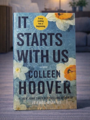 It Starts with Us (Brand new, in English) - Skick: Helt ny bok. Omslag: Pappercover. Storlek: standard (inte pocket). Förpackning: I sitt originala plastomslag. Från: Stockholm. Snabb leverans inom Sverige.