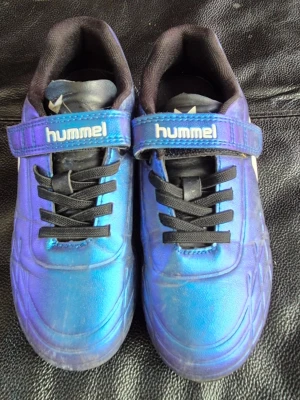 Blåa Hummel fotbollsskor med kardborre, 32 - Fotbollsskor storlek 32 använda sparsamt under en säsong.