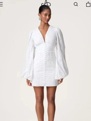 Student klänning  - Superfin trendig klänning från adoore i storlek 36, perfekt studentklänning. Endast använd 1 gång. Nypris 1495.